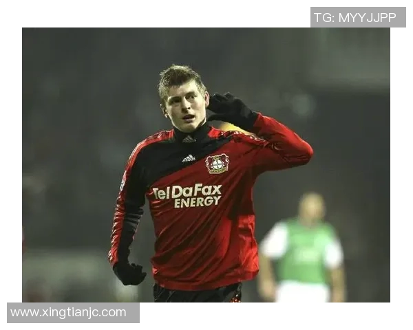 克罗斯在足球场上的传奇之路与他背后的不懈努力与坚持