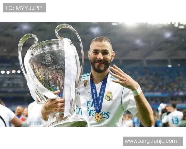 本泽马在足球历史中的地位与影响力探讨：从天才少年到世界级前锋的蜕变之路