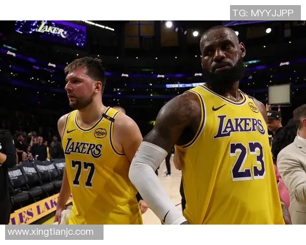 湖人对阵爵士詹姆斯精彩集锦回顾展现传奇球星的绝佳表现与精彩瞬间